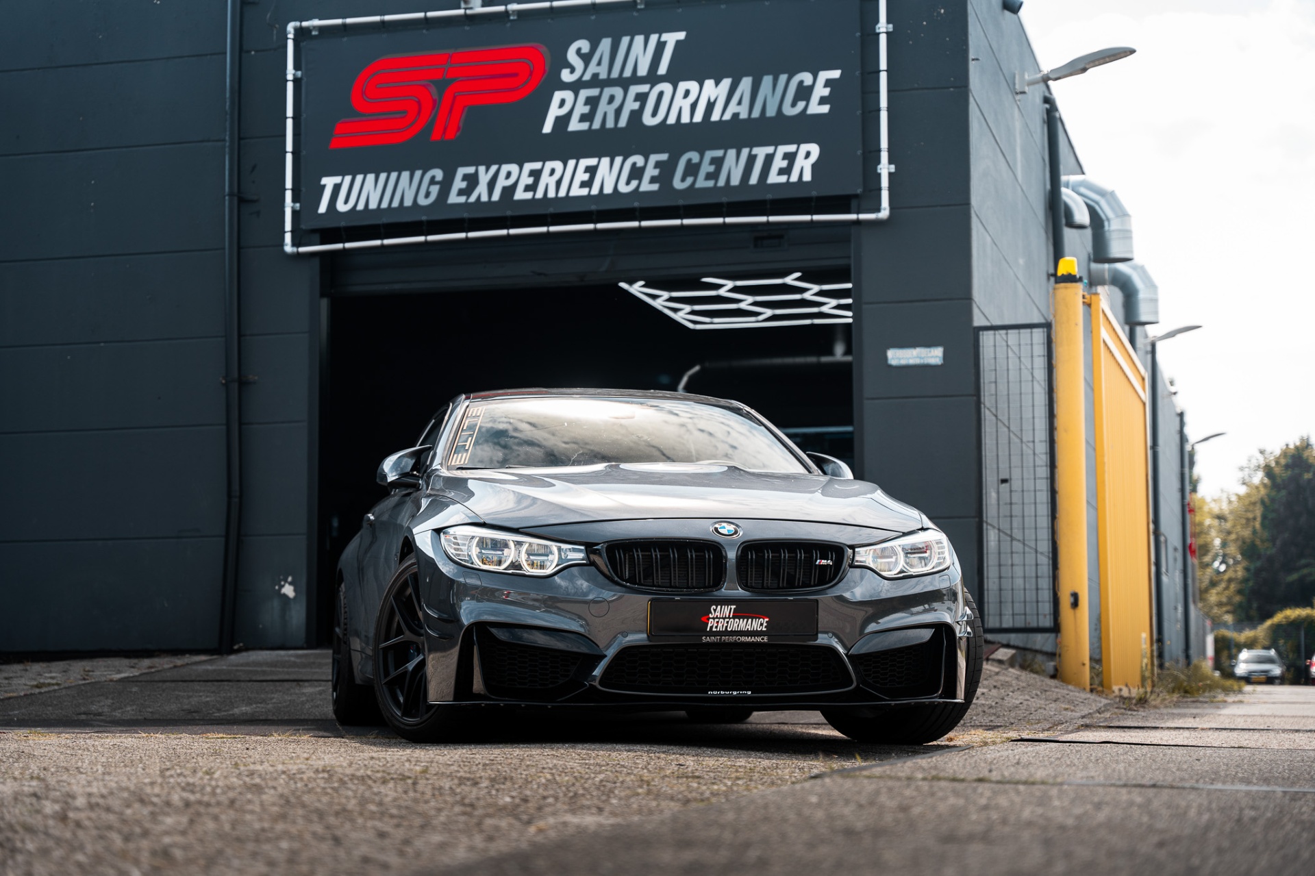 BMW M4 voor Saint Performance Tuning Experience Center